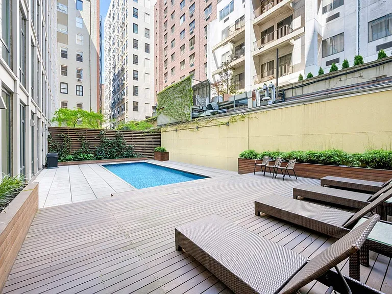 133 W 22nd St #7E — Photo 14