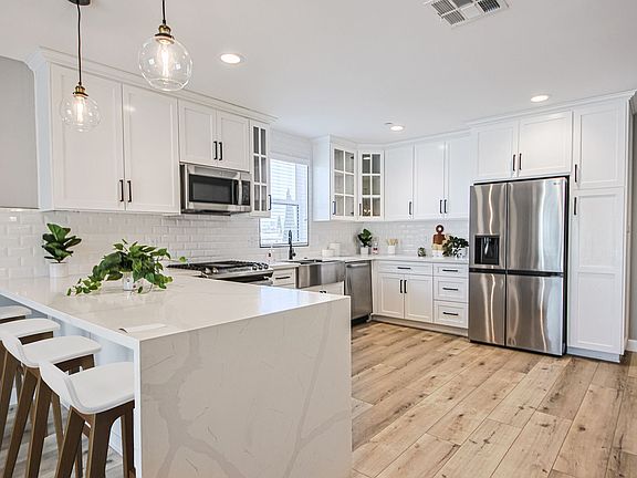 2nd image of 5355 Lexington Ave #53515