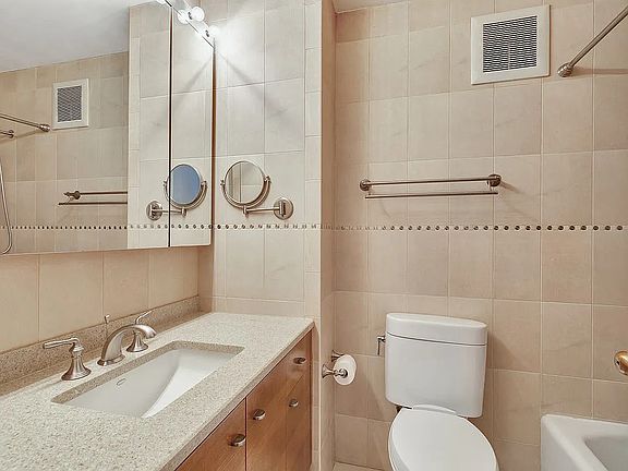 4th image of 303 Greenwich St #5G