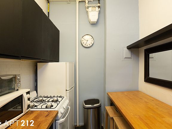 5th image of 158 1st Ave #2E