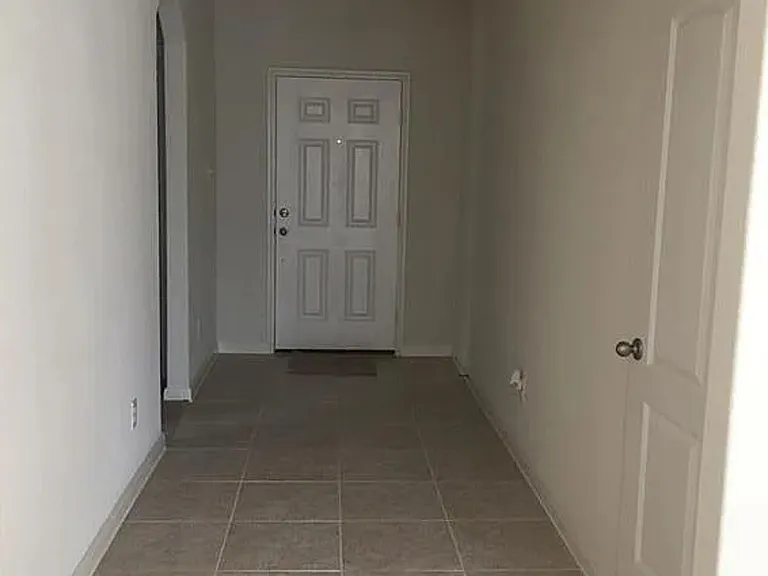 1323 Chapman Dr — Photo 3