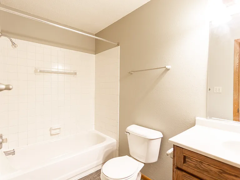 Kings Kourt Apartments — Photo 19