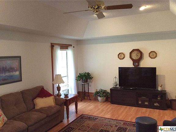 3rd image of 806 Country Club Dr