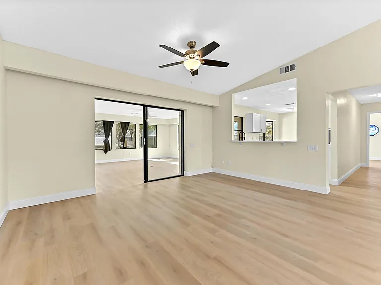 571 SE Anchor Ln — Photo 4