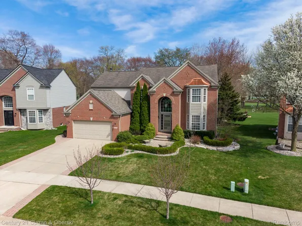 48742 Tanglewood Dr, Macomb, MI 48044