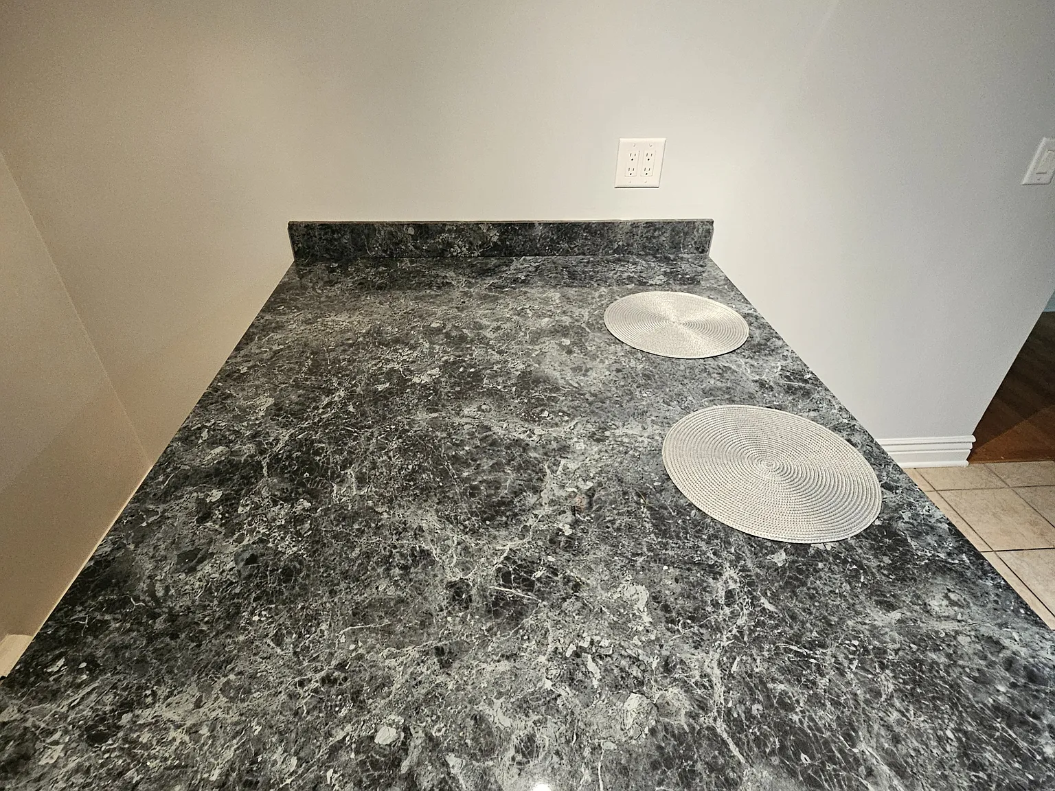 3 bed, 1200 sqft, $2,100 — Photo 2