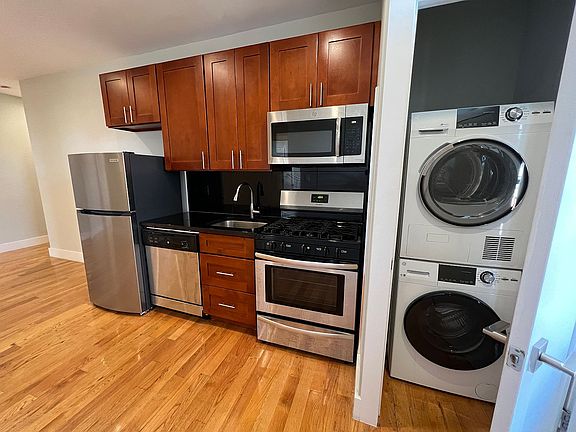 3rd image of 2906 21st Ave APT 3B