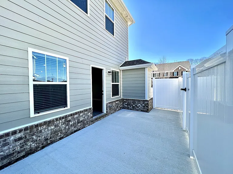 180 Grand Ave — Photo 10