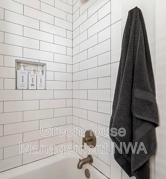 636 SW B St — Photo 26