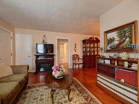 4th image of 3905 Fountain Ave