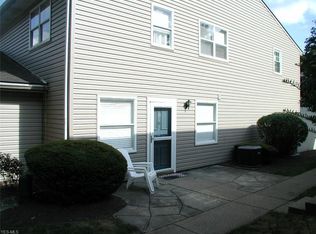 2449 Island Dr #B, Uniontown, OH 44685