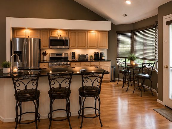 5th image of 650 Richmond Ct