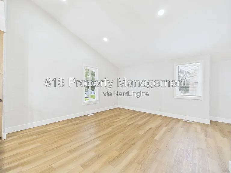 9524 Manning Ave — Photo 2