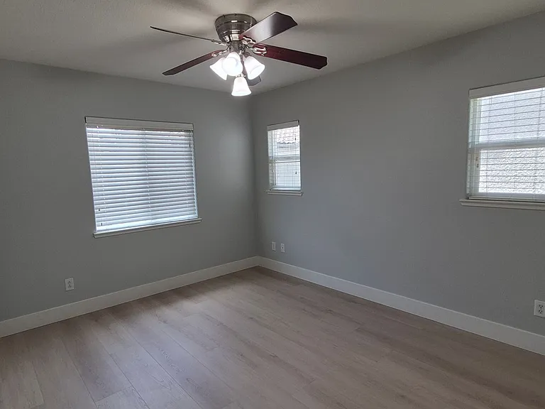 11 Long Warf Pl — Photo 16
