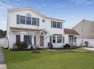 10 Green Ln, Levittown, NY 11756