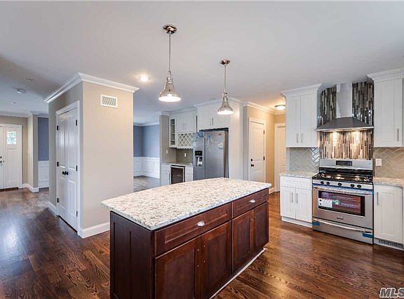 4th image of 53 Seaview St