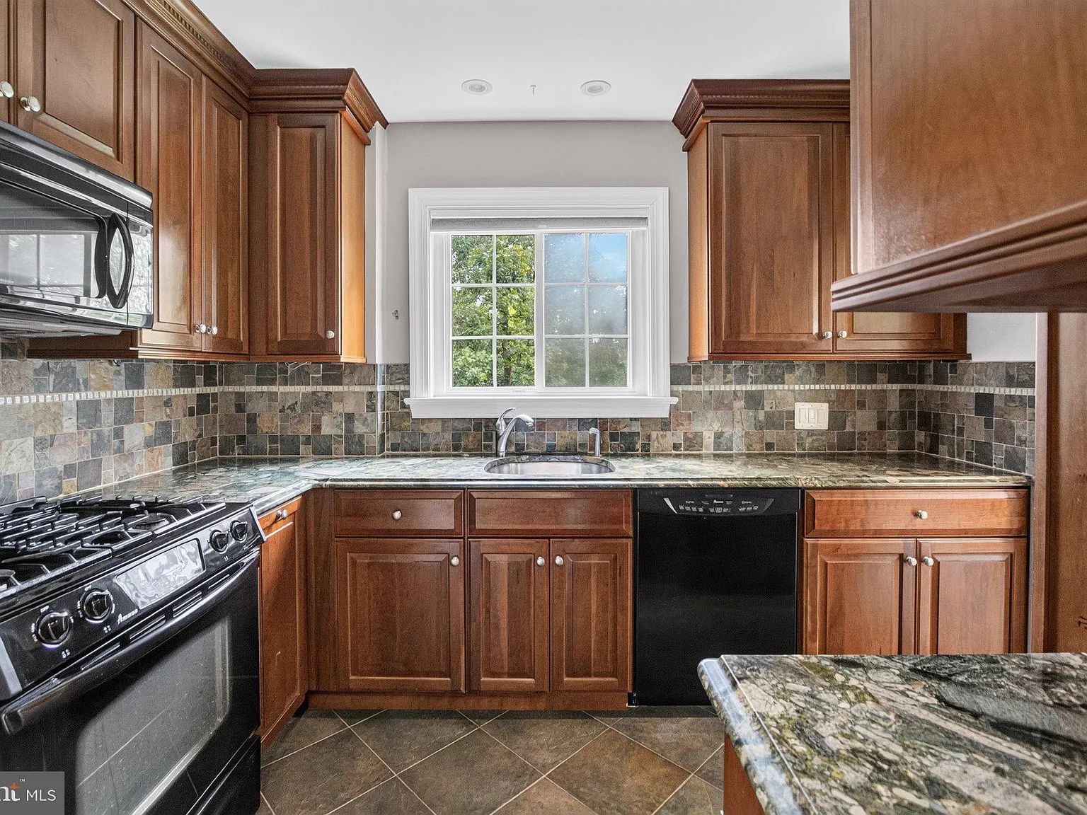 1 bed, 1.0 bath, 805 sqft, $2,300 — Photo 2