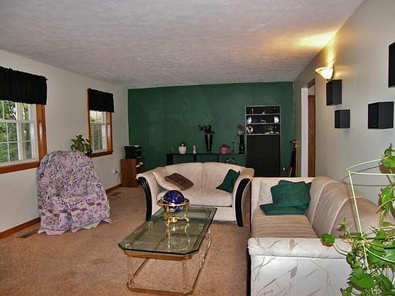 4th image of 18 Robert Dr