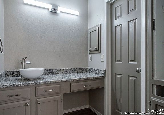 5th image of 5610 Champions Hill Dr