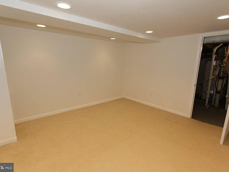 1419 N Longfellow St — Photo 26