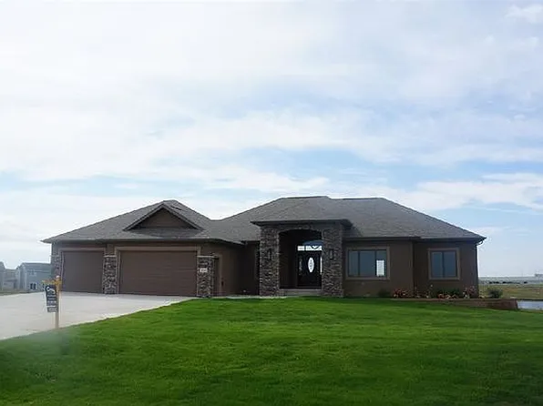 1617 24th Ave NW, Minot, ND 58703