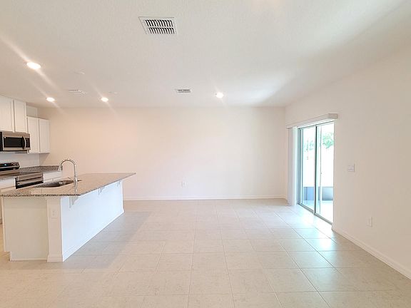 3rd image of 582 SE Essex Dr
