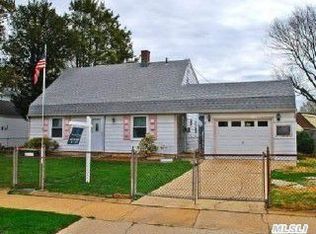 21 Mill Ln, Levittown, NY 11756