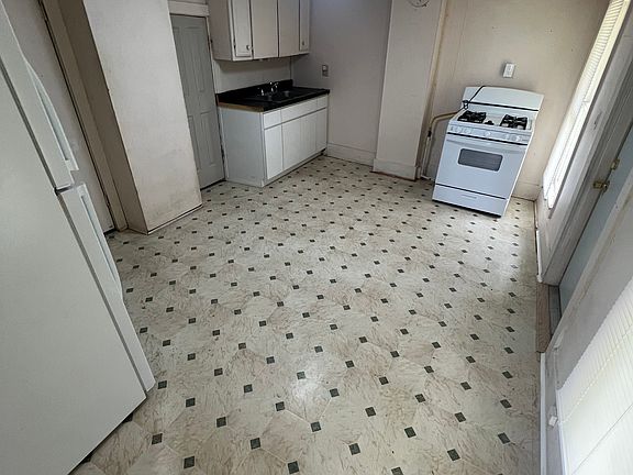 3rd image of 323 N Ash St