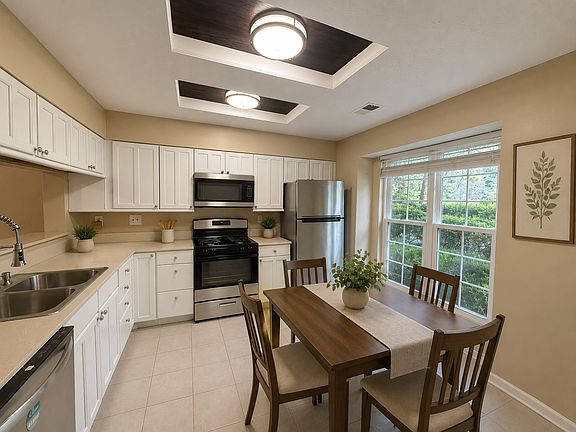 3rd image of 208 Wedgewood Way