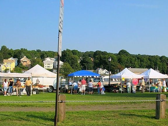 neighborhood farmers market