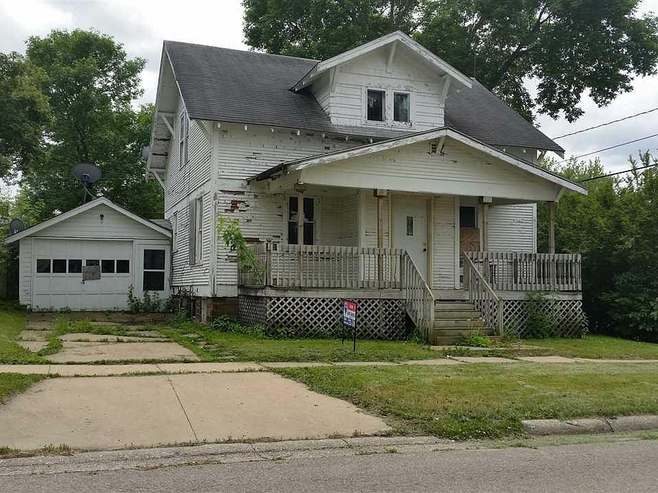 1st image of 410 3rd St SE