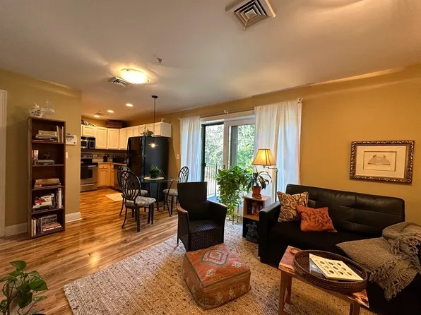 25 Alpine St Unit 8, Hyde Park, MA 02136