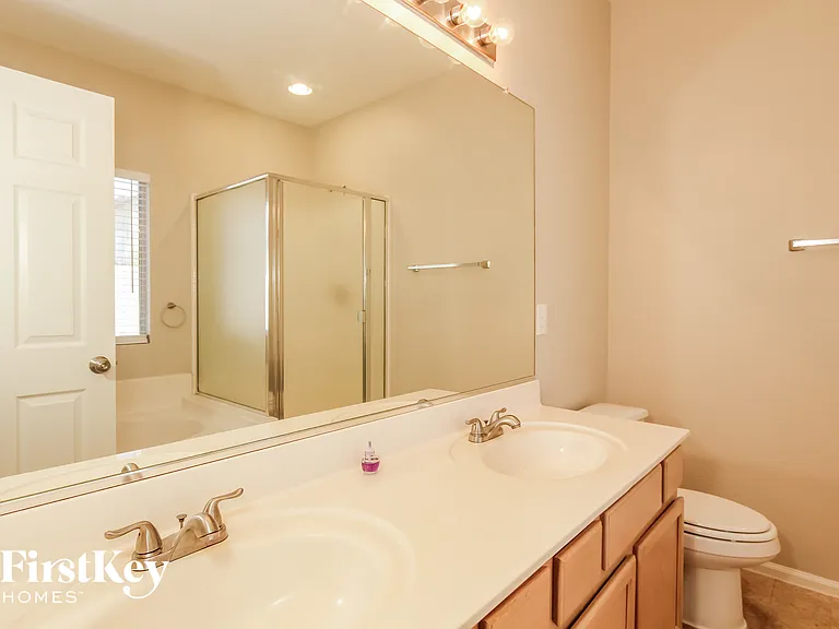 8764 W Laurel Ln — Photo 9