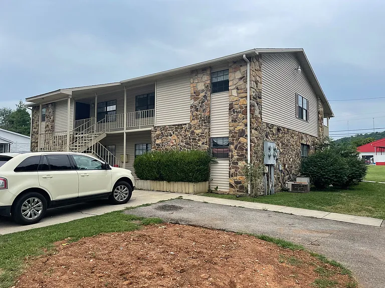 200 Maple Ave — Photo 3