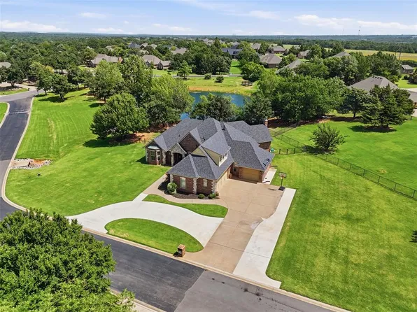 8321 Venezia Ln, Edmond, OK 73034
