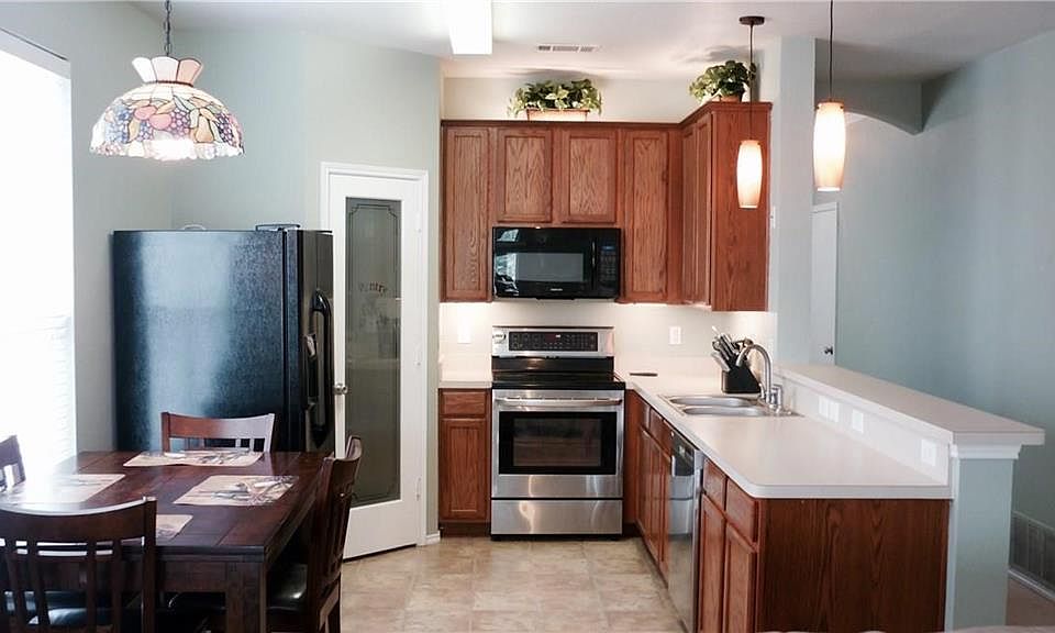 2nd image of 2807 Oak Crest Dr