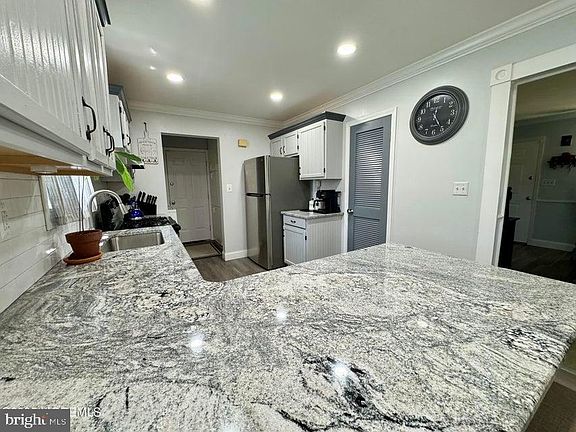 5th image of 159 Harwich St