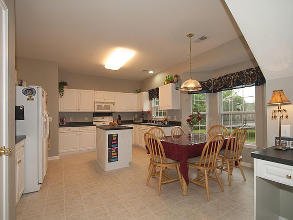 Kitchen w/bay window