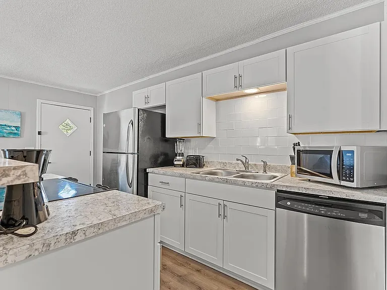 2207 Havens Dr #B — Photo 2