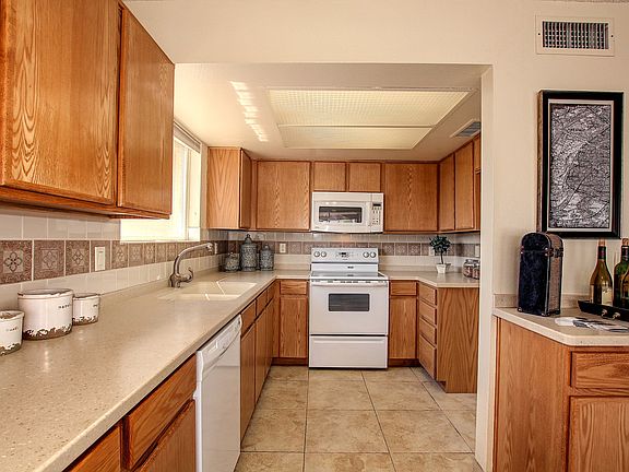 5th image of 2451 W Paradise Ln