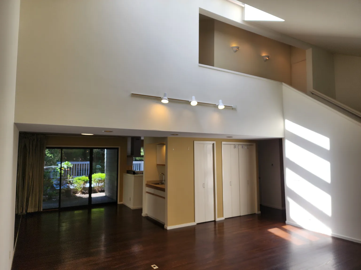 2 bed, 1900 sqft, $4,500 — Photo 4