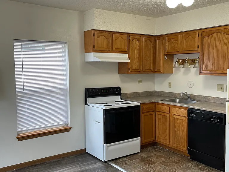 407 N Dubuque St #8 — Photo 2