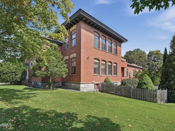 60 North St APT 4, Dalton, MA 01226