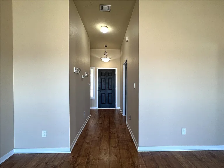 407 Laney St — Photo 7