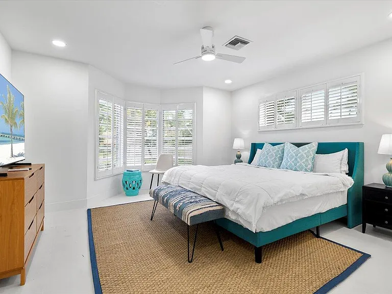 2412 N Lakeside Dr — Photo 12