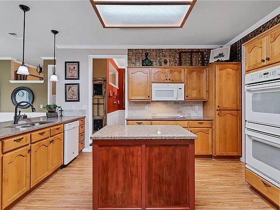 5th image of 2296 Stratford Grace