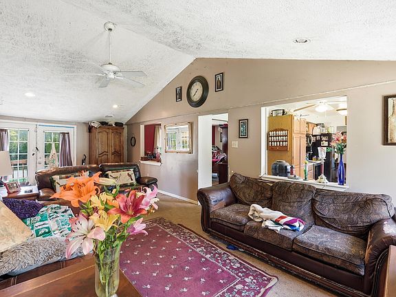 5th image of 209 Cardinal Ave