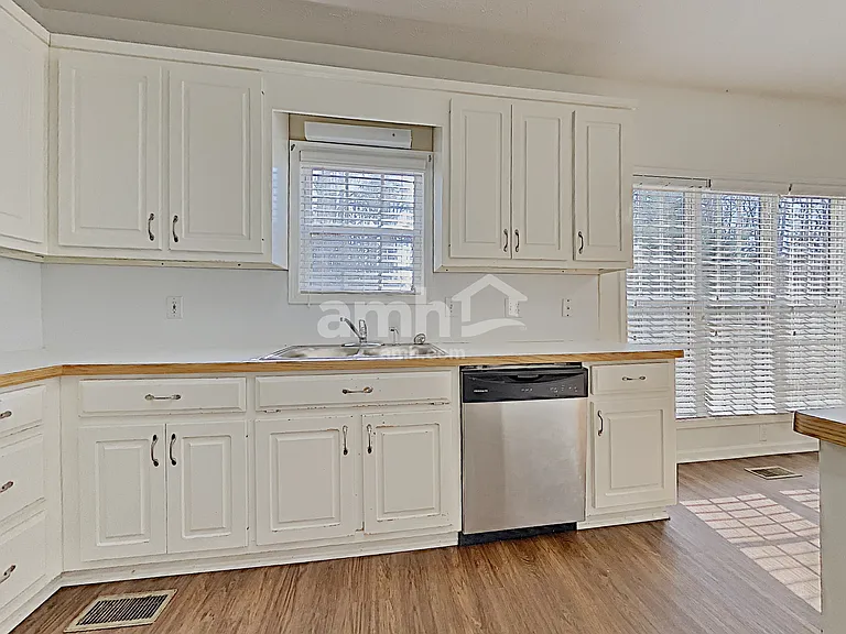 1045 Fieldstone Dr — Photo 5