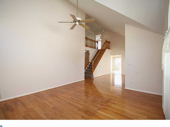 3rd image of 4 Woodstock Ln