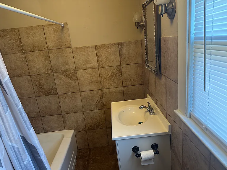 1633 Bancroft Ave — Photo 7